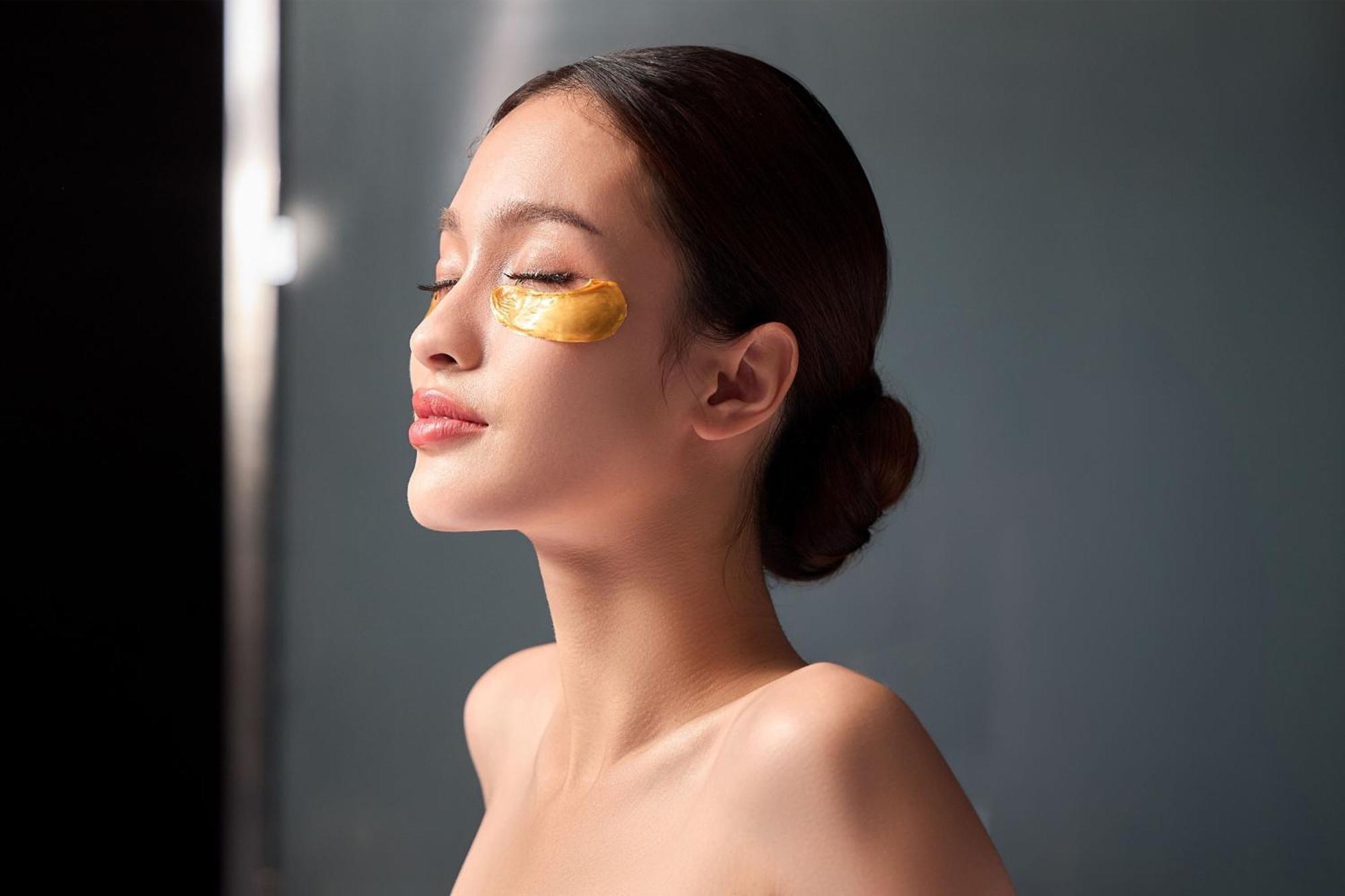W Bangkok Hotel Exterior photo A woman applying a gold facial mask