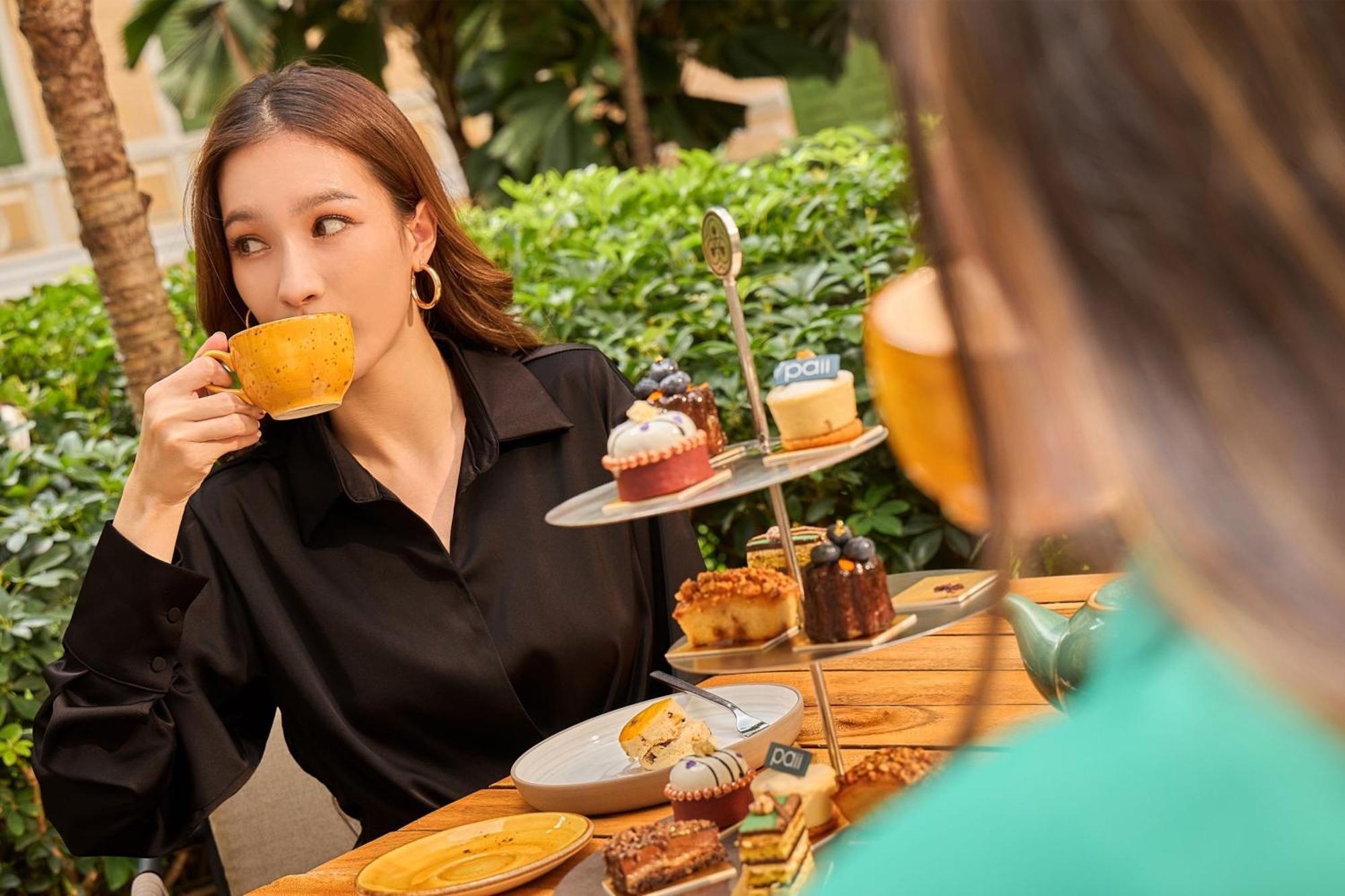 W Bangkok Hotel Exterior photo A woman drinking tea